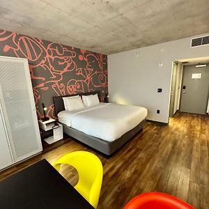 Camera accessibile ai disabili con letto king size